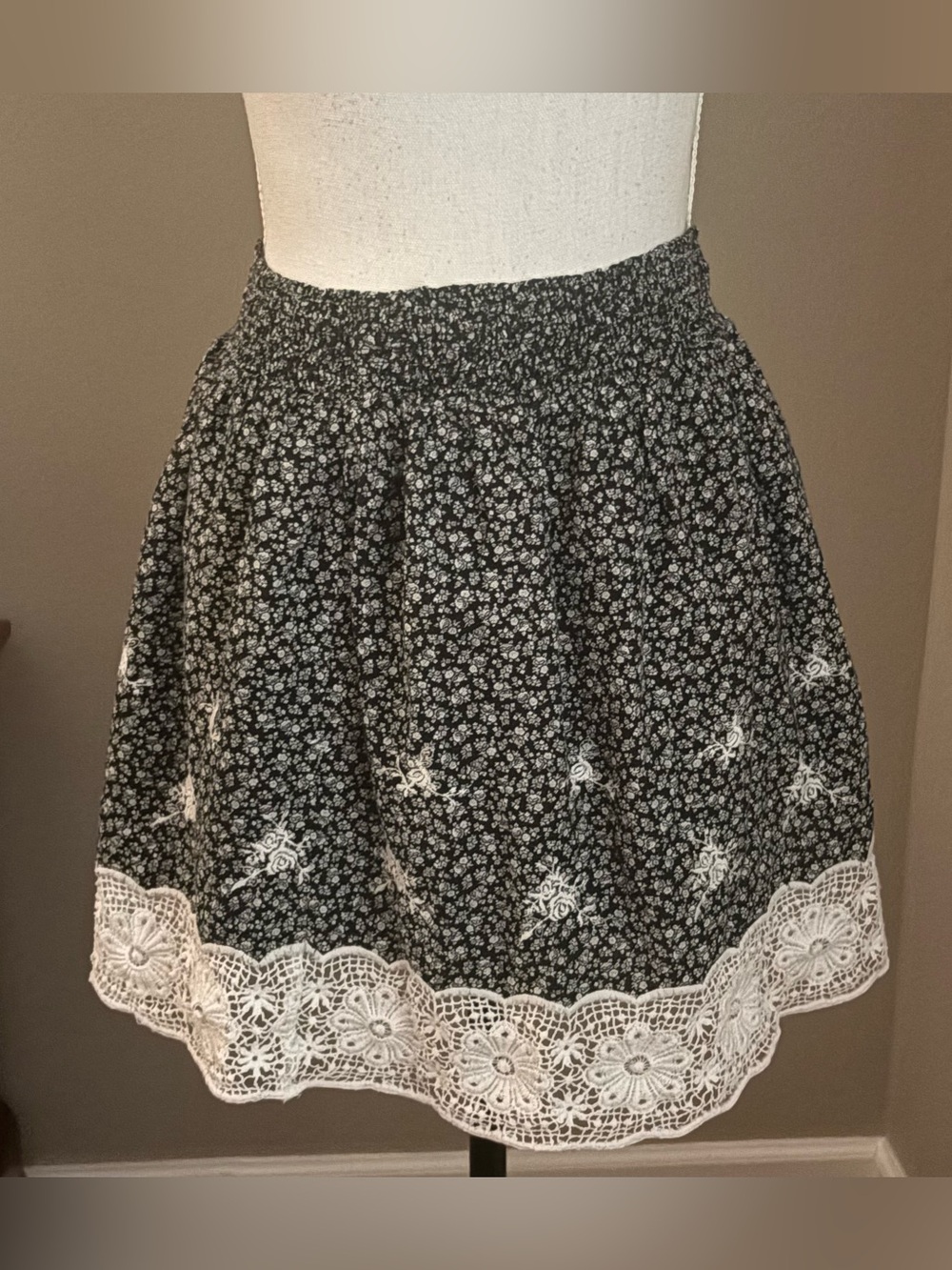 Forever 21 Black & White Floral Lace-Hem Skirt Pull On Embroidered